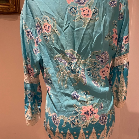 Tiffany blue bohemian top with bell sleeves. - Picture 7 of 7